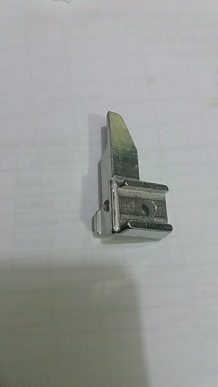 Giá bắt dao trên vắt sổ JUKI 6714 (131-47400)